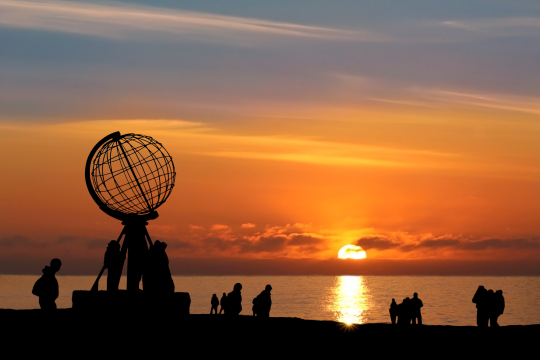 Nordkap Norwegen im roten Sonnenuntergang