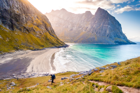 Lofoten - blick auf eine kleine Bucht mit weißem Sandstrand