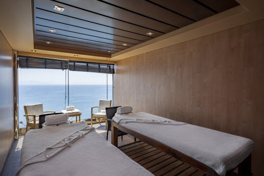 Zwei Massageliegen mit Blick auf das Meer