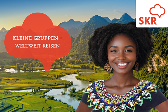 Frau mit buntem Oberteil, im Hintergrund eine gr&uuml;ne Landschaft und ein St&ouml;rer mit der Aufschrift 